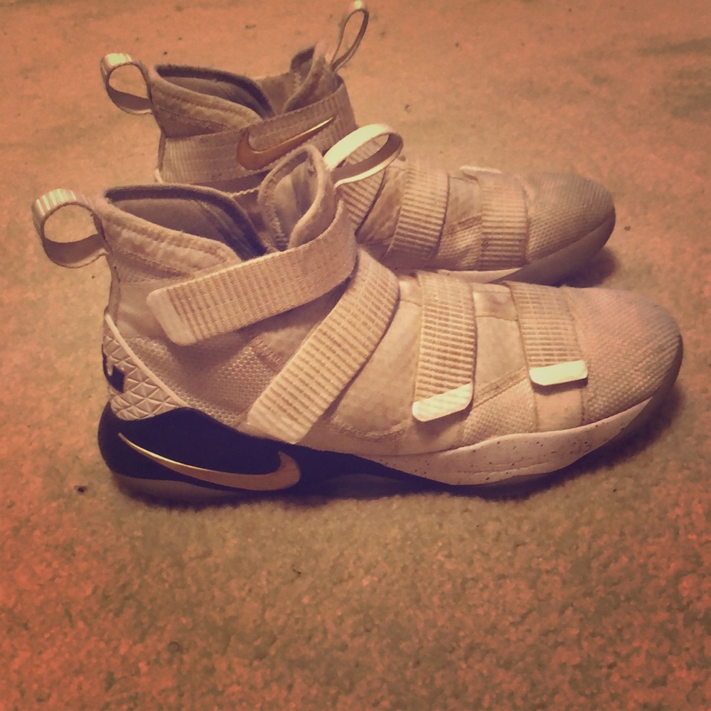 Nike lebron soldier